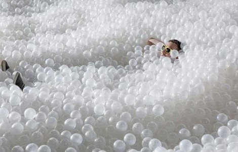  Foto  Au umplut o galerie de arta cu un milion de baloane de plastic