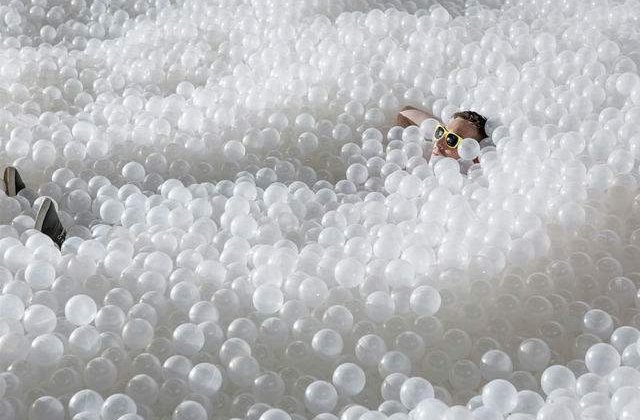 [FOTO] Au umplut o galerie de arta cu un milion de baloane de plastic