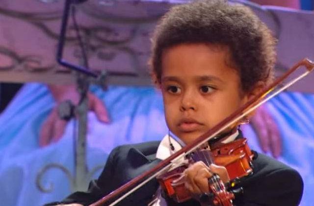 [VIDEO] Are doar 5 ani, dar canta la vioara exceptional