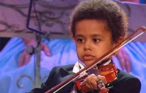  Video  Are doar 5 ani, dar canta la vioara exceptional