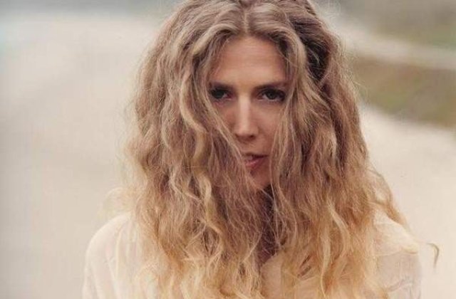 Cantareata Sophie B. Hawkins, mama pentru a doua oara, la 50 de ani