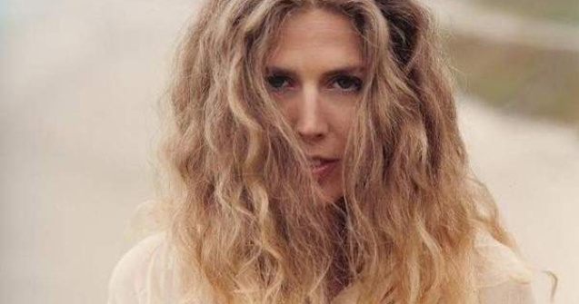 Cantareata Sophie B. Hawkins, mama pentru a doua oara, la 50 de ani