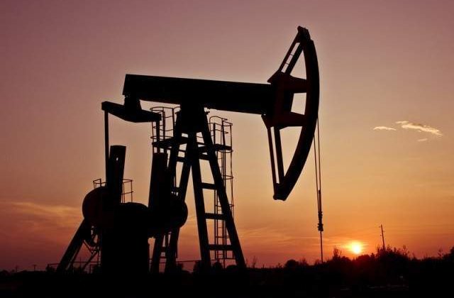 Pretul petrolului scade, in asteptarea unui acord in domeniul nuclear cu Iranul