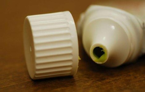 Studiu: Riscul de infarct si accident cerebral poate fi prezis de un ingredient din pasta de dinti