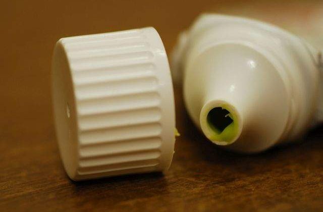 Studiu: Riscul de infarct si accident cerebral poate fi prezis de un ingredient din pasta de dinti