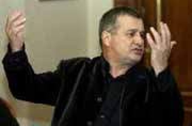 Mircea Dinescu: 'Politicienii sa nu isi vare nasucul in bucataria CNSAS'