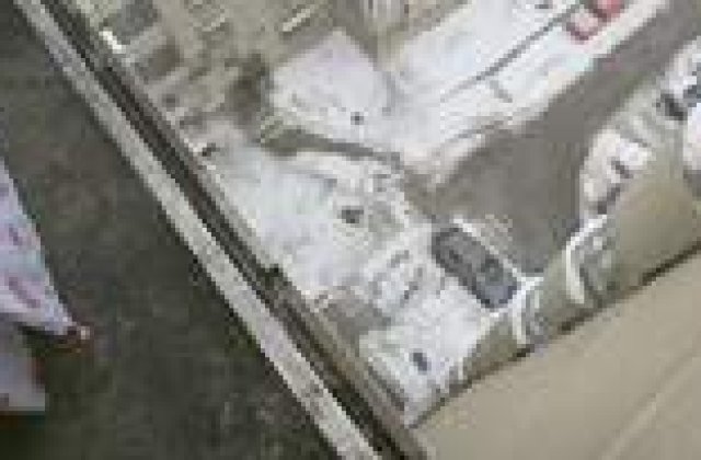 A furat din banca, a pierdut la ruleta si s-a aruncat in gol