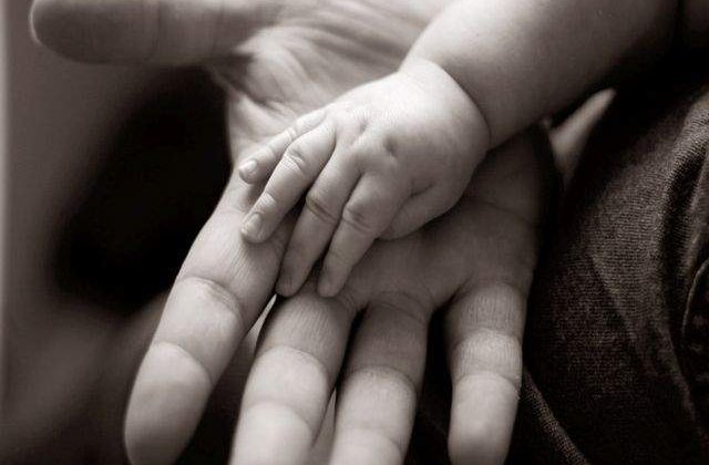 Guvern: Parintii pot primi zile lucratoare libere pentru ingrijirea sanatatii copiilor