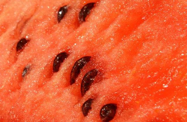 Nu le mai arunca! De ce TREBUIE sa consumi semintele de pepene verde