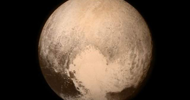 Studiu: Relieful de pe Pluto, caracterizat prin munti inalti si o scoarta lipsita de cratere