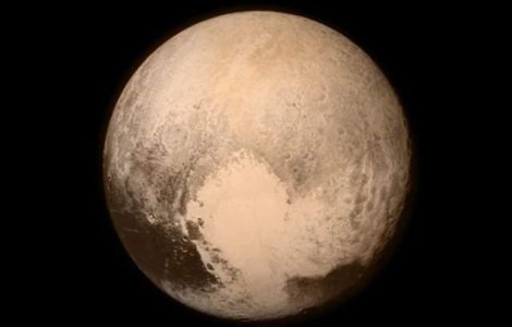 Studiu: Relieful de pe Pluto, caracterizat prin munti inalti si o scoarta lipsita de cratere