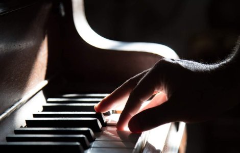 Un indragit pianist de jazz a murit, dupa ce a facut infarct pe scena
