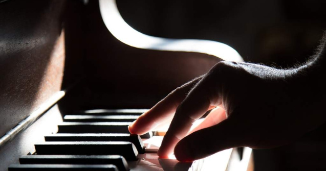 Un indragit pianist de jazz a murit, dupa ce a facut infarct pe scena