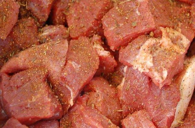 Aproape 5 tone de carne, confiscate de ANSVSA din restaurante de pe litoral