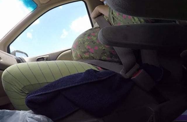 [VIDEO] Incredibil! O femeie a nascut singura in masina, iar sotul a filmat totul