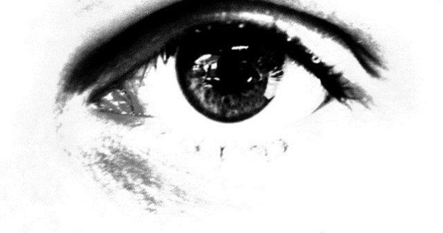 Primul ochi bionic, implantat unui pacient diagnosticat cu degenerescenta maculara