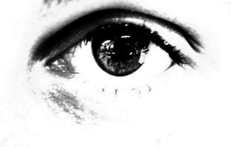 Primul ochi bionic, implantat unui pacient diagnosticat cu degenerescenta maculara