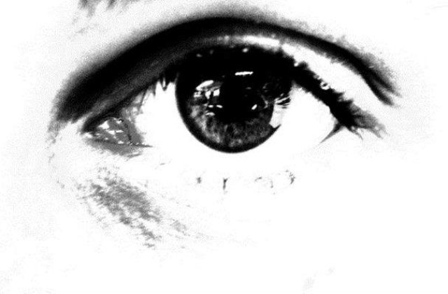 Primul ochi bionic, implantat unui pacient diagnosticat cu degenerescenta maculara