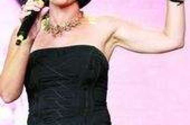 Elena Carstea: 'Mi-am gaurit poponeata in Romania'