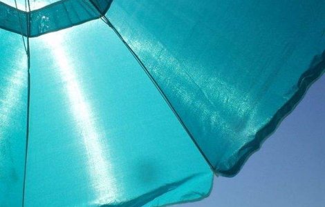 Medic: Soarele e periculos si sub umbrela