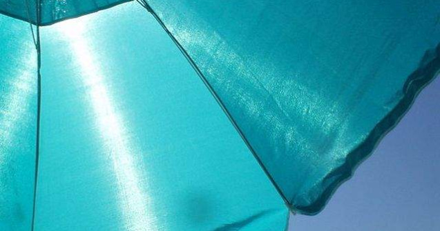 Medic: Soarele e periculos si sub umbrela