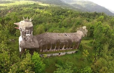  Video  Cea mai bizara biserica - are forma unei gaini uriase