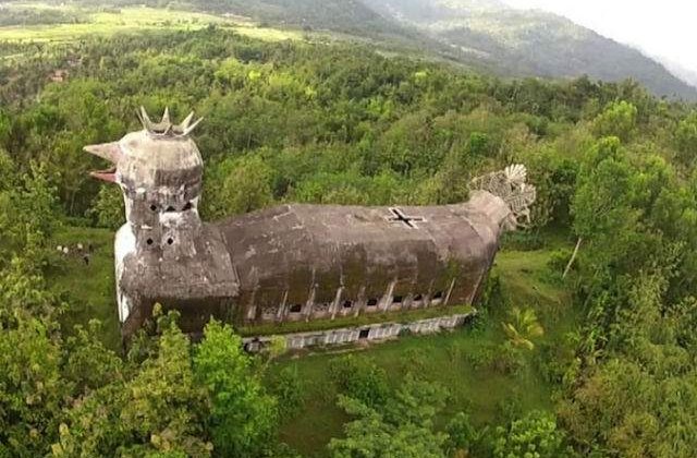 [VIDEO] Cea mai bizara biserica - are forma unei gaini uriase