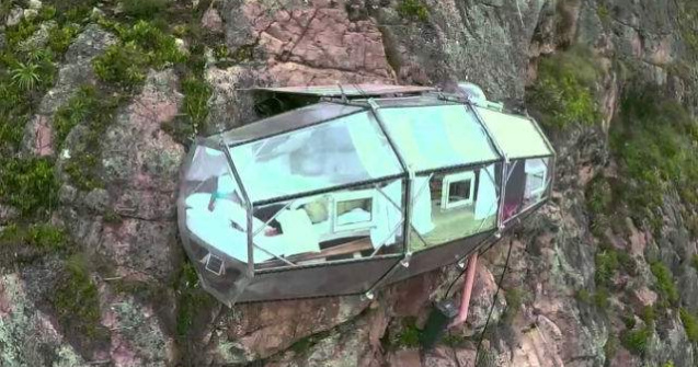 Hotelul suspendat deasupra muntilor. Ai avea curaj sa te cazezi aici?