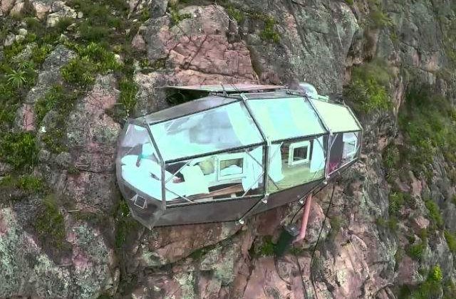 [VIDEO] Hotelul suspendat deasupra muntilor. Ai avea curaj sa te cazezi aici?
