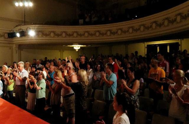 Intr-o lume plina de conflicte, noi am ales sa ne amuzam!