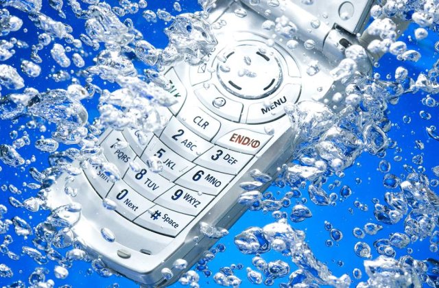 Ti-a cazut telefonul in apa? Zece pasi RAPIZI pentru a-l salva