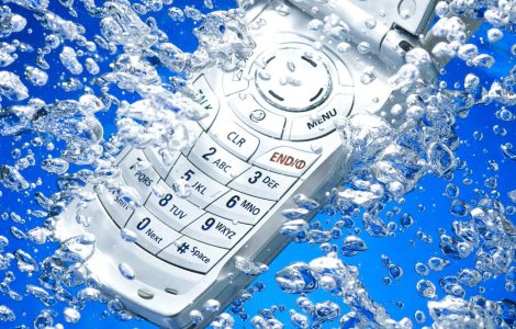  Top  Ti-a cazut telefonul in apa? Zece pasi RAPIZI pentru a-l salva
