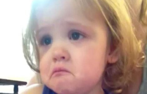 Reactia unei fetite atunci cand vede clipul de nunta al parintilor