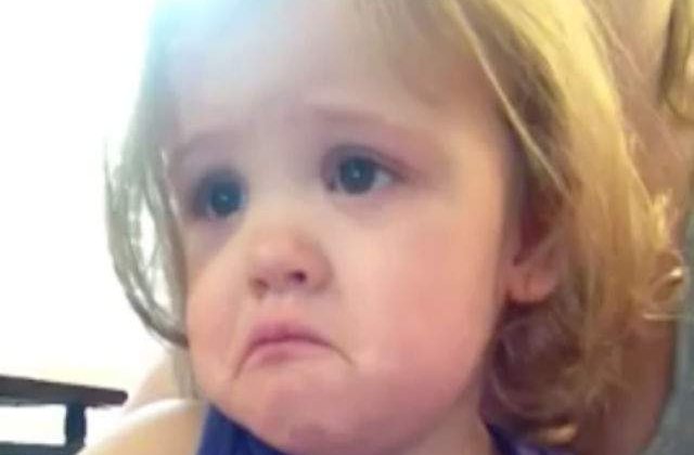 [VIDEO] Reactia adorabila a unei fetite atunci cand vede clipul de nunta al parintilor