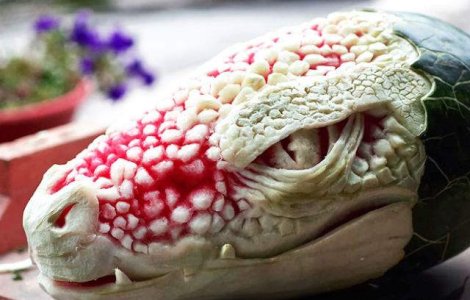  Foto  Un artist a transformat un pepene intr-un dragon fioros