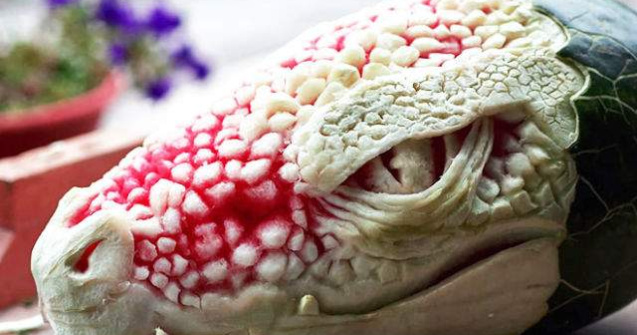  Foto  Un artist a transformat un pepene intr-un dragon fioros