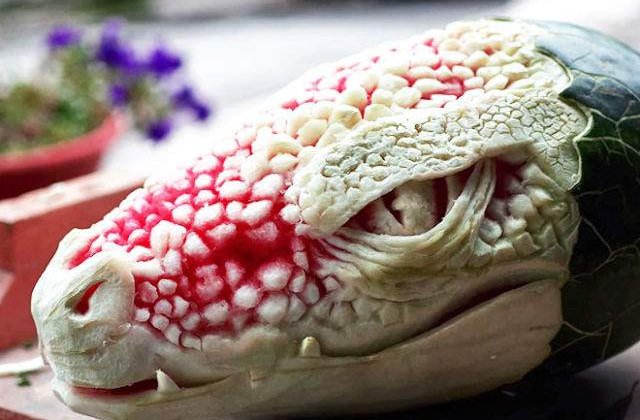 [FOTO] Un artist a transformat un pepene intr-un dragon fioros