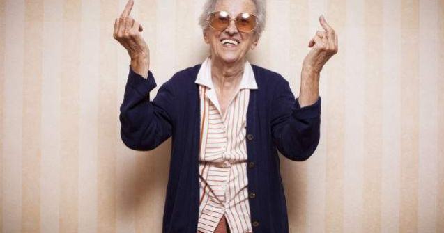  Video  Bunicuta rebela: a fugit de acasa pentru a-si face un tatuaj