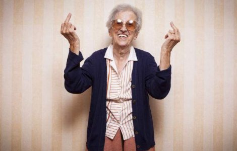  Video  Bunicuta rebela: a fugit de acasa pentru a-si face un tatuaj