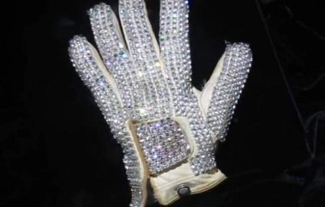 Manusa alba a cantaretului Michael Jackson, scoasa la licitatie