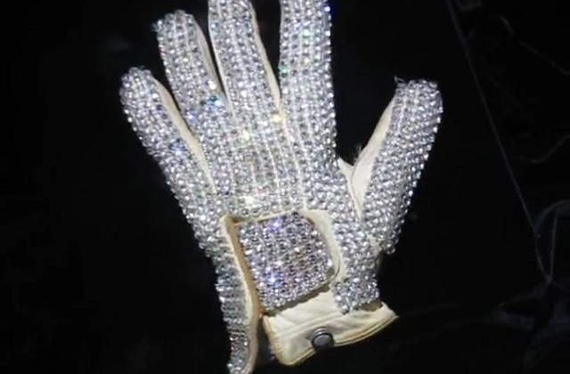 Manusa alba a cantaretului Michael Jackson, scoasa la licitatie