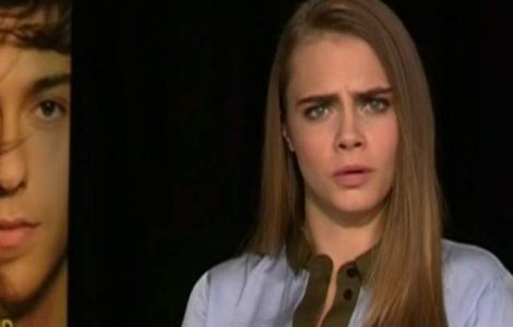 Cand reporterii pun intrebari absurde, Cara Delevingne raspunde ironic