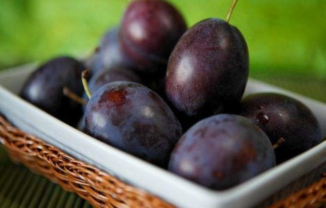  Top  Stiai? De ce TREBUIE sa mananci prune cat mai des