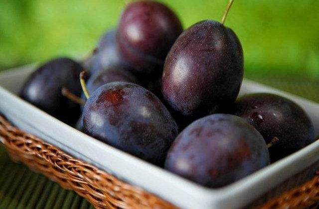 Stiai? De ce TREBUIE sa mananci prune cat mai des