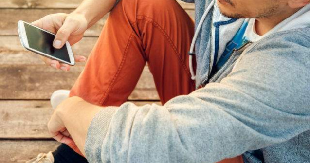  Top  Siri spune lucruri traznite: 7 glume "facute" de asistentul personal