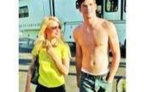 Paris Hilton si-a 'inchiriat' barbat