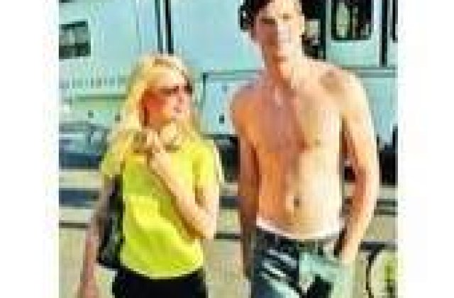 Paris Hilton si-a 'inchiriat' barbat