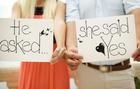 Iti poti da seama ce este in neregula cu aceasta imagine de logodna?