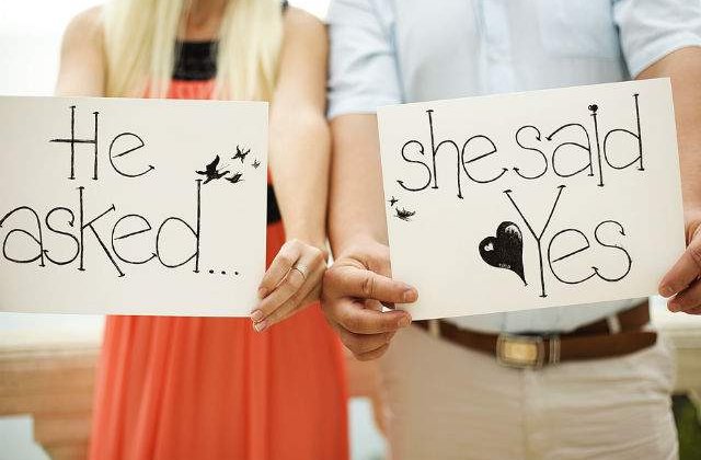 [FOTO] Iti poti da seama ce este in neregula cu aceasta fotografie de logodna?