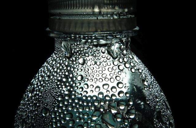 Motive pentru care nu ar trebui sa mai cumperi apa imbuteliata